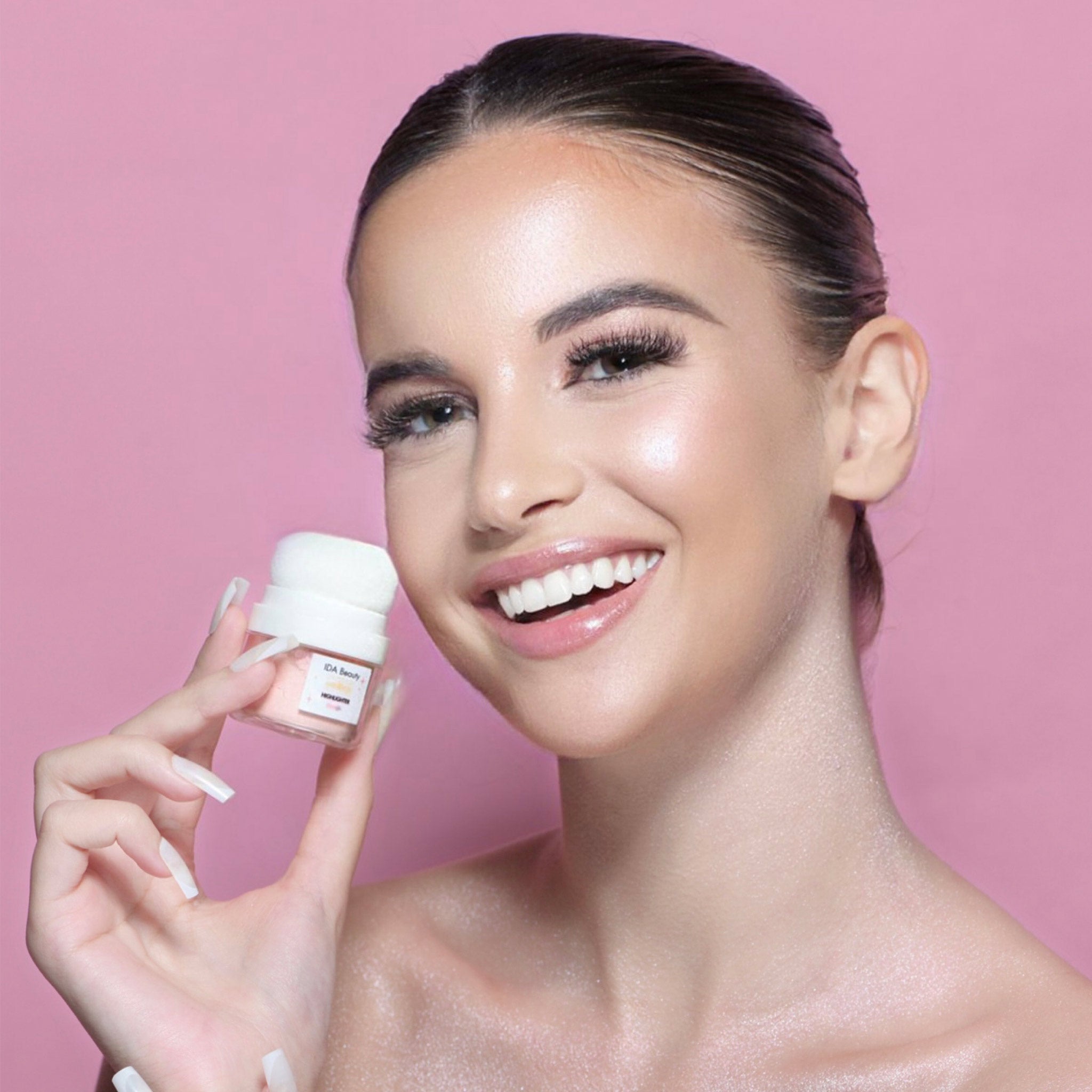 Glam Glow Wonder Stick 5D Highlighter Rosy Glow Provides Enviable Glow to Your Face and Body